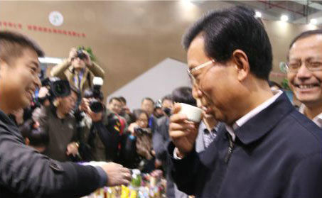 浙江省委副書記王輝忠在省農(nóng)業(yè)廳史濟(jì)錫等領(lǐng)導(dǎo)陪同下親臨玉環(huán)火山茶展區(qū)品鑒火山茶。