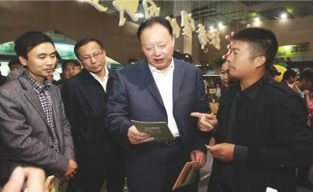 浙江省人大常委會(huì)副主任茅臨生在省農(nóng)業(yè)廳廳長(zhǎng)史濟(jì)錫等領(lǐng)導(dǎo)陪同下與玉環(huán)火山茶創(chuàng)始人林招水親切交談。